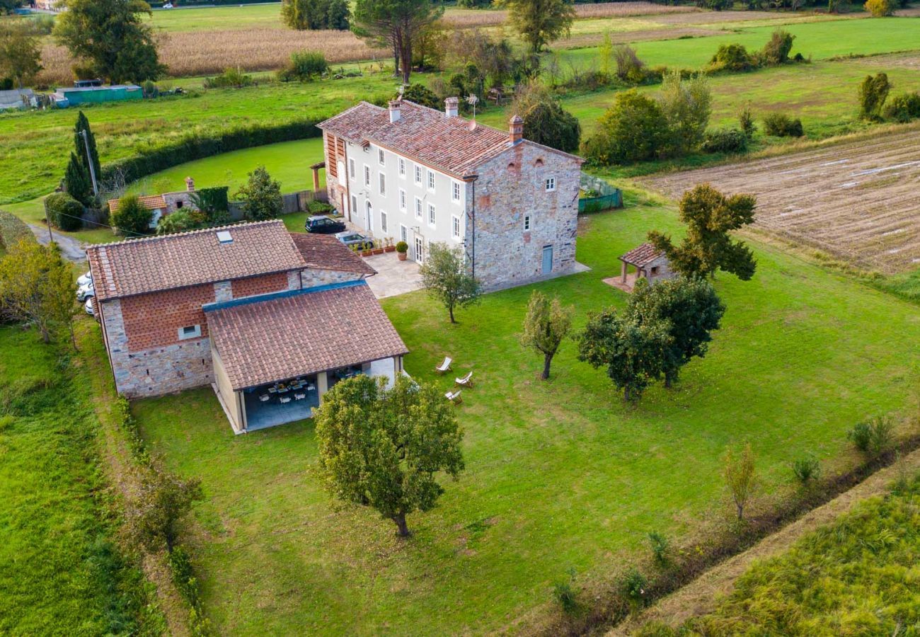 Villa a Capannori - Villa BRUNETTA, Discover your Modern but Traditional Villa in Lucca