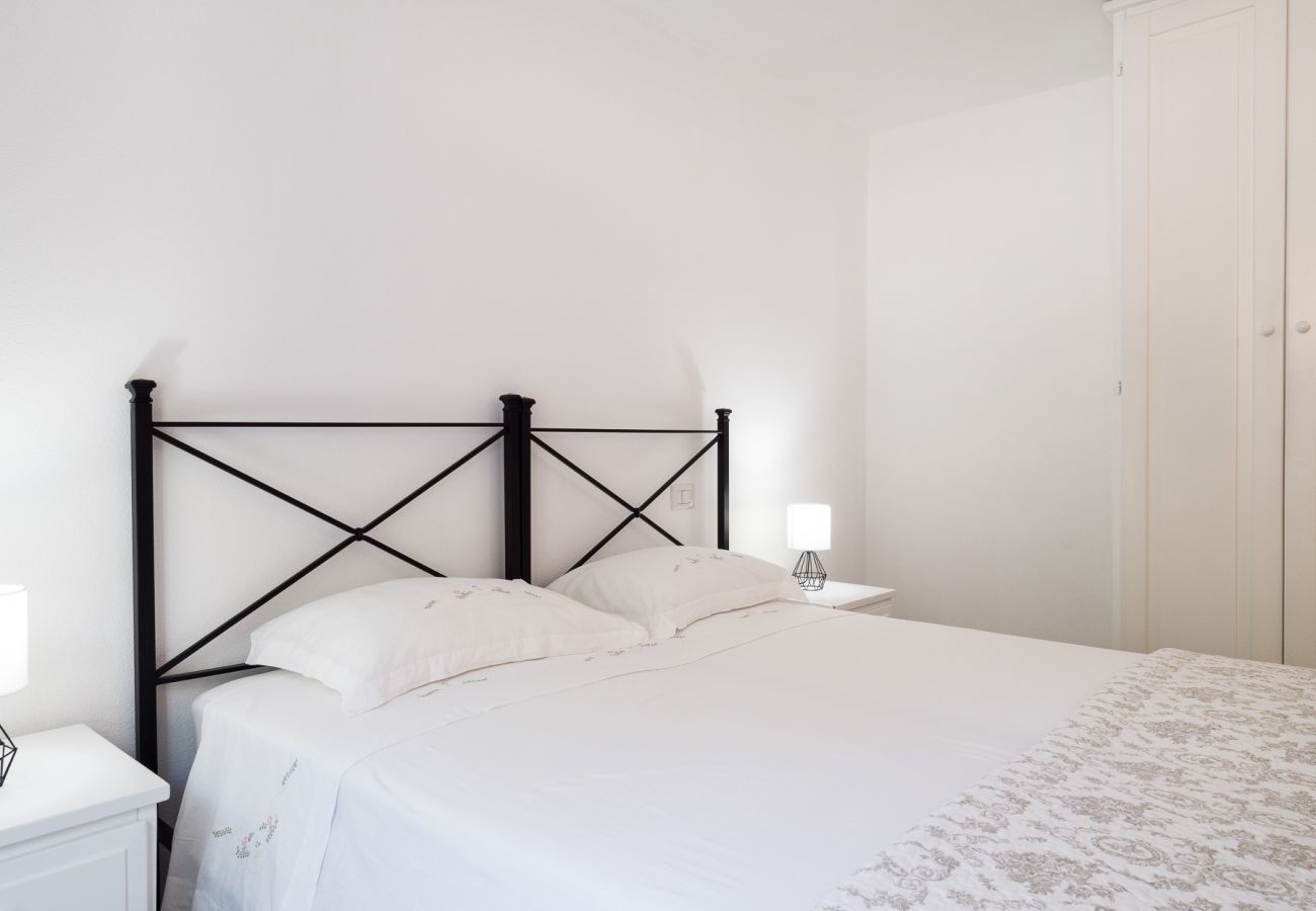 WLofts 13 - Camera matrimoniale con arredamento elegante, ideale per una vacanza rilassante a Olbia