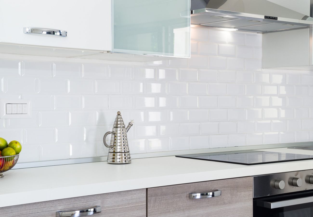 WLofts 13 - Cucina elegante con arredi moderni e accesso diretto alla zona pranzo
