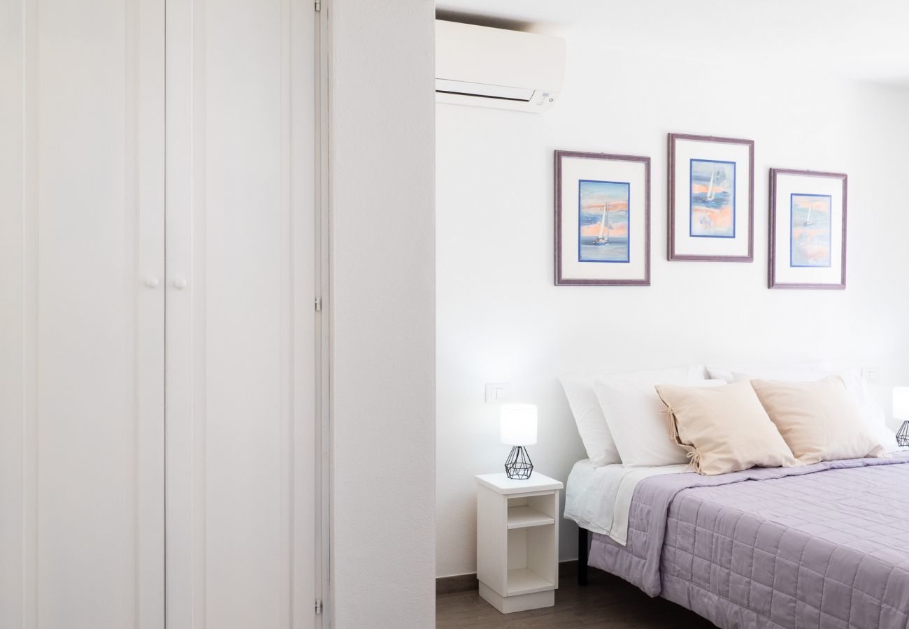 WLofts 13 - Camera matrimoniale suite con bagno interno, casa vacanze con accesso diretto al mare a Pittulongu