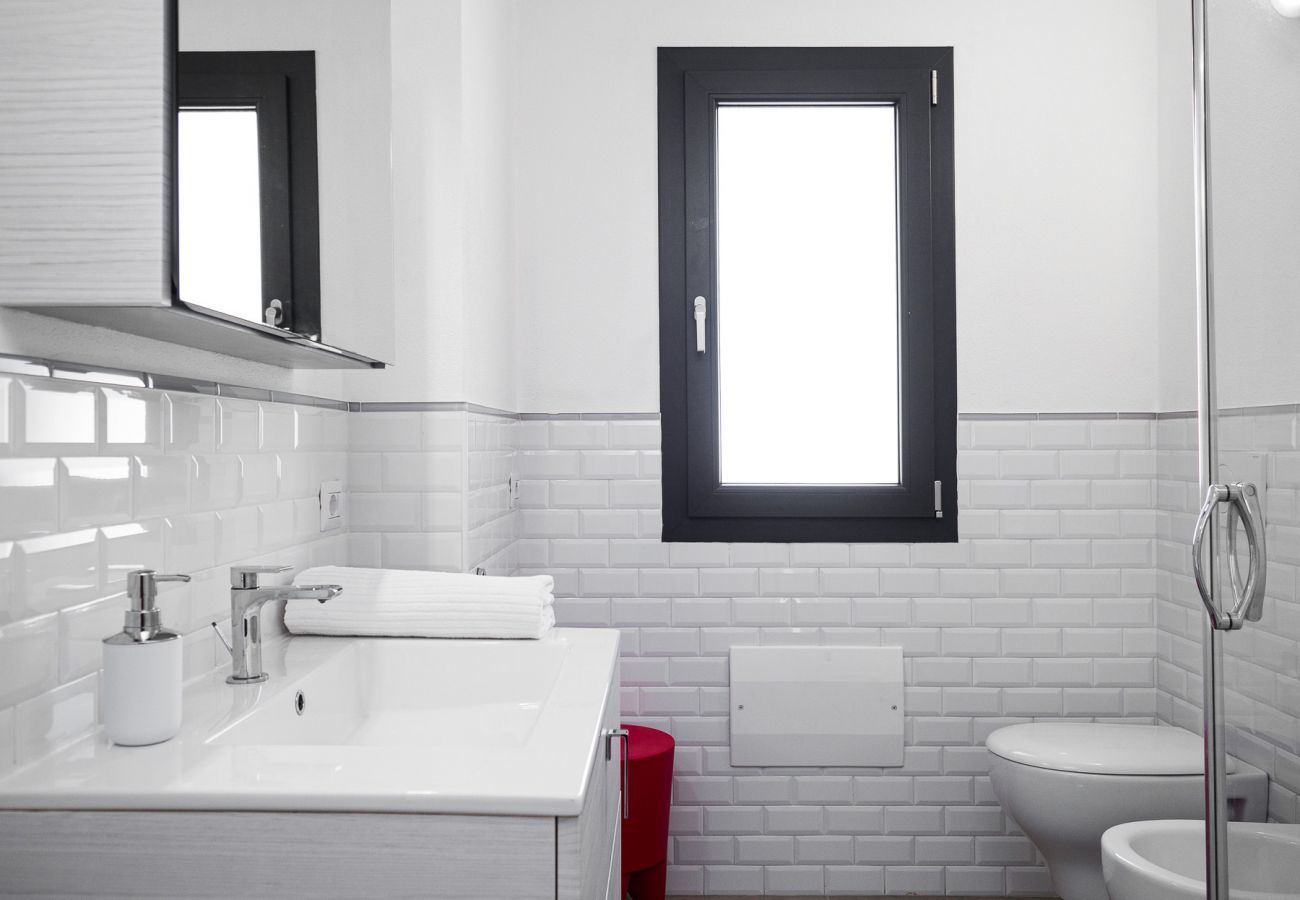 WLofts 13 - Bagno di design con finiture di pregio, ideale per una casa vacanze di lusso in Sardegna