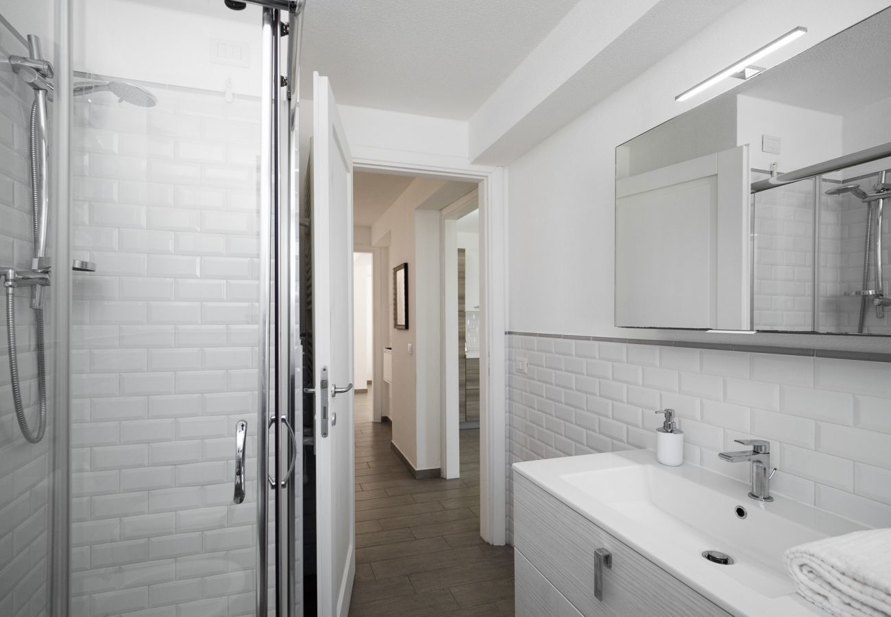 WLofts 13 - Bagno moderno con ampia doccia, comfort esclusivo per le tue vacanze in Sardegna