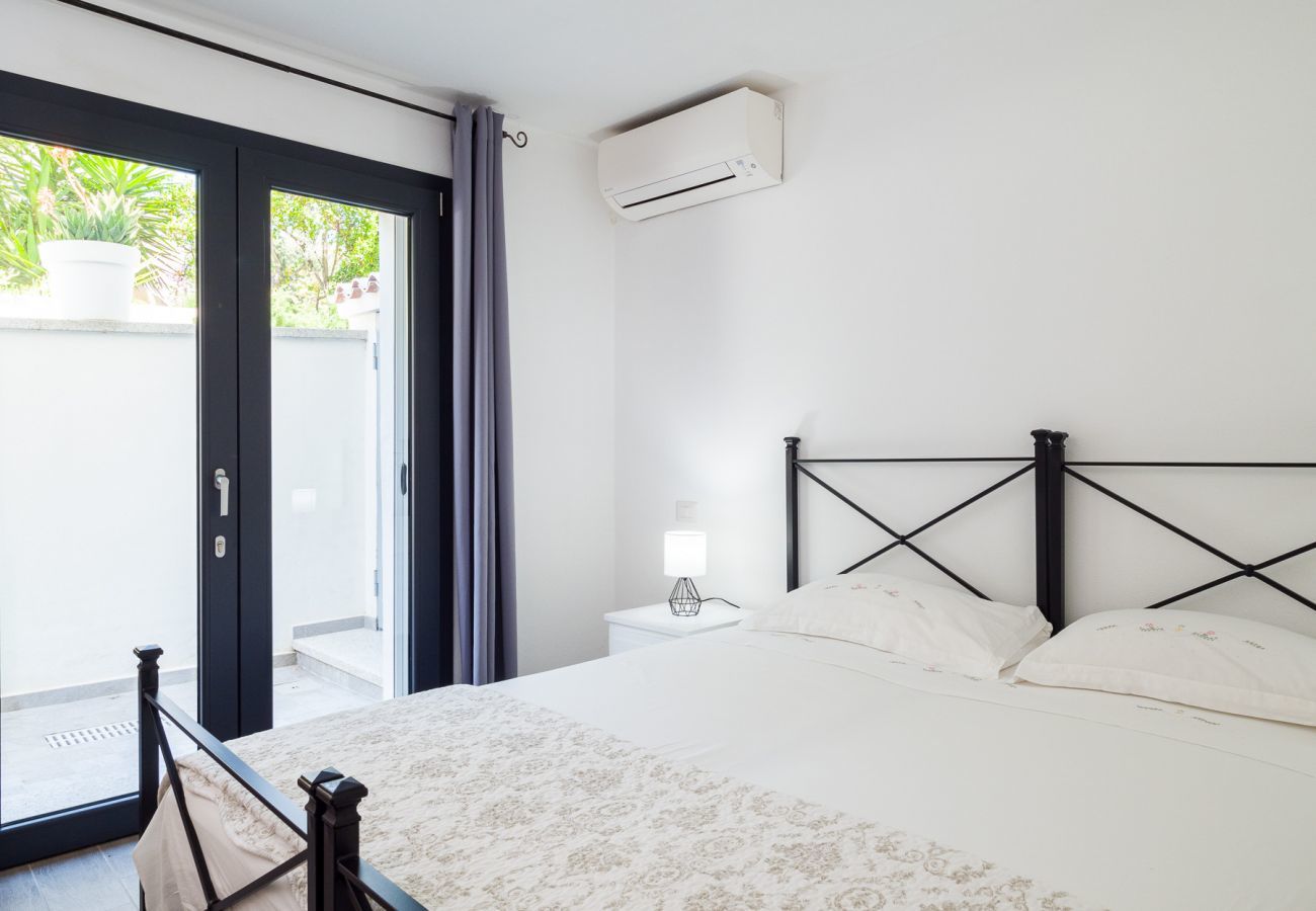 WLofts 13 - Camera spaziosa con accesso al giardino, comfort e design per la tua casa vacanze a Pittulongu