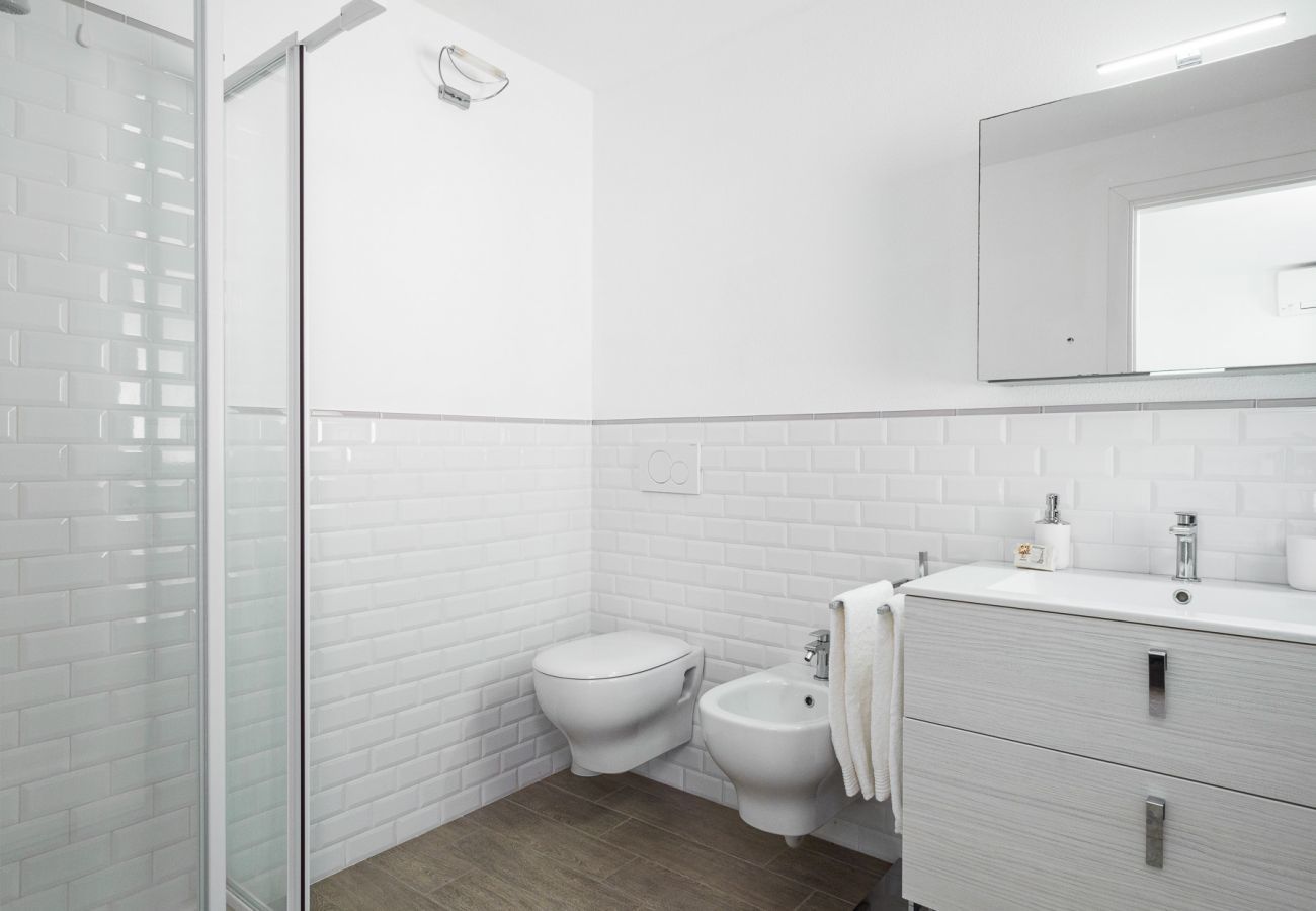 WLofts 13 - Bagno elegante con ampie superfici e dettagli raffinati, perfetto per una vacanza di relax