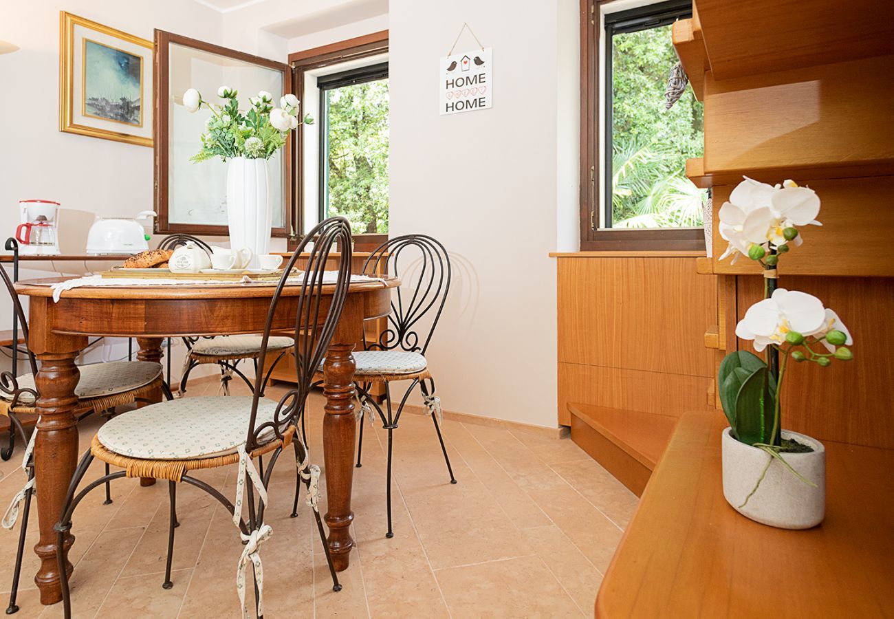 Appartamento a Lazise - Regarda - Trilocale Pergolana 11 di Lazise sul lago con parco e piscina