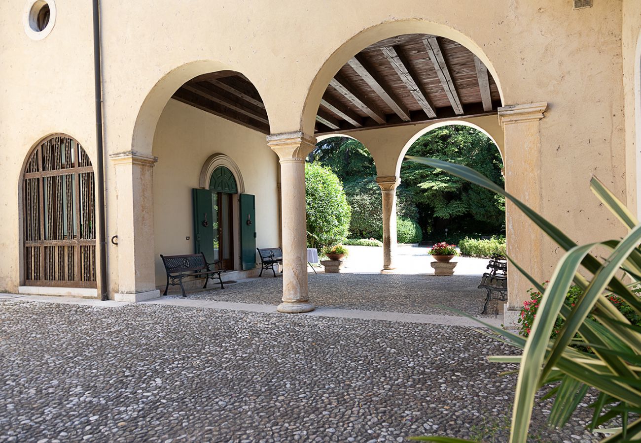 Appartamento a Lazise - Regarda - Trilocale Pergolana 11 di Lazise sul lago con parco e piscina