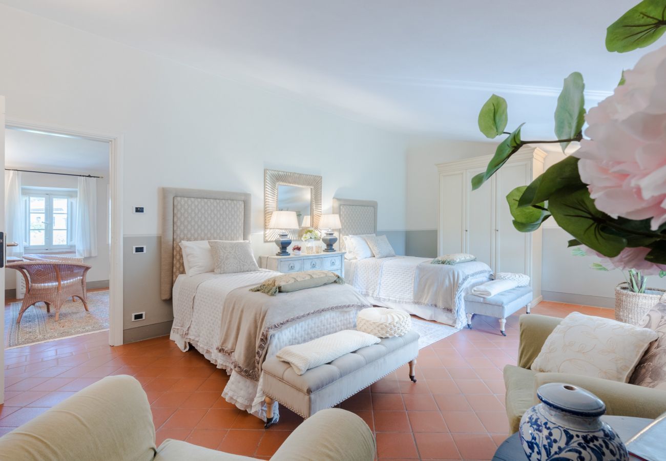 Villa a Capannori - FATTORIA CAMIGLIANO Luxury Farmhouse with Pool inside a Wine Estate