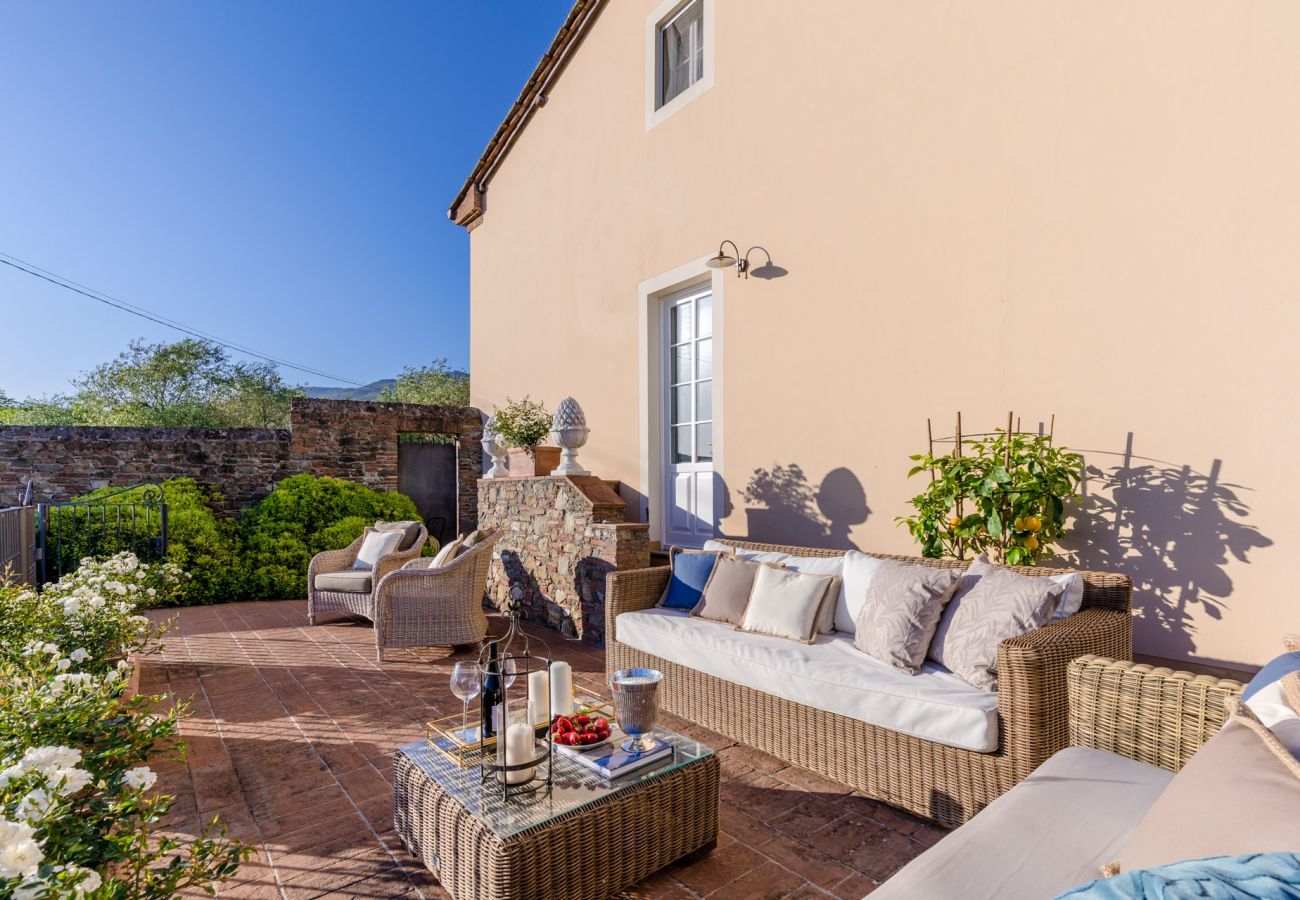 Villa a Capannori - FATTORIA CAMIGLIANO Luxury Farmhouse with Pool inside a Wine Estate