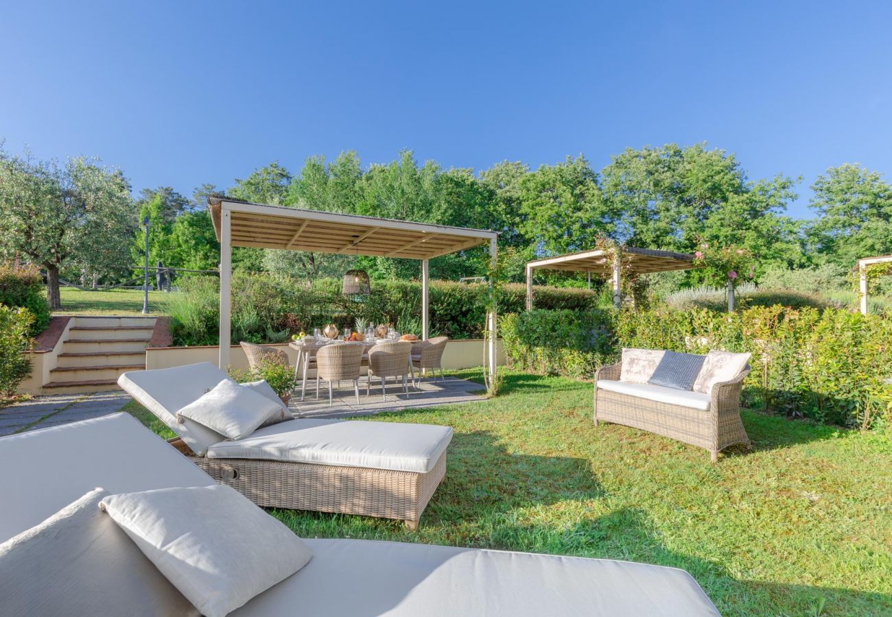 Villa a Lucca - Villa Hilary, a Convenient Luxury 4 bedrooms Villa with Sharing Pool on the Hills by Lucca