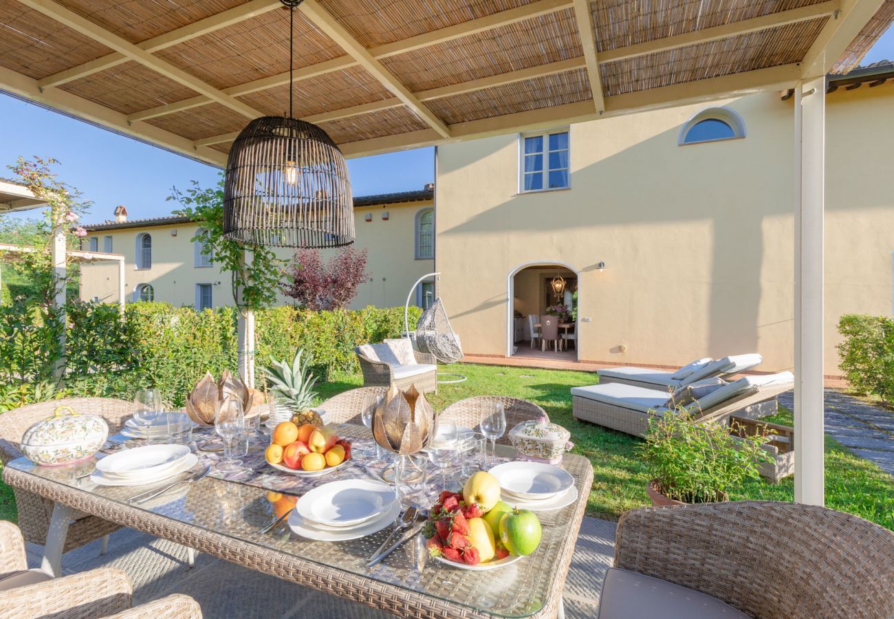 Villa a Lucca - Villa Hilary, a Convenient Luxury 4 bedrooms Villa with Sharing Pool on the Hills by Lucca