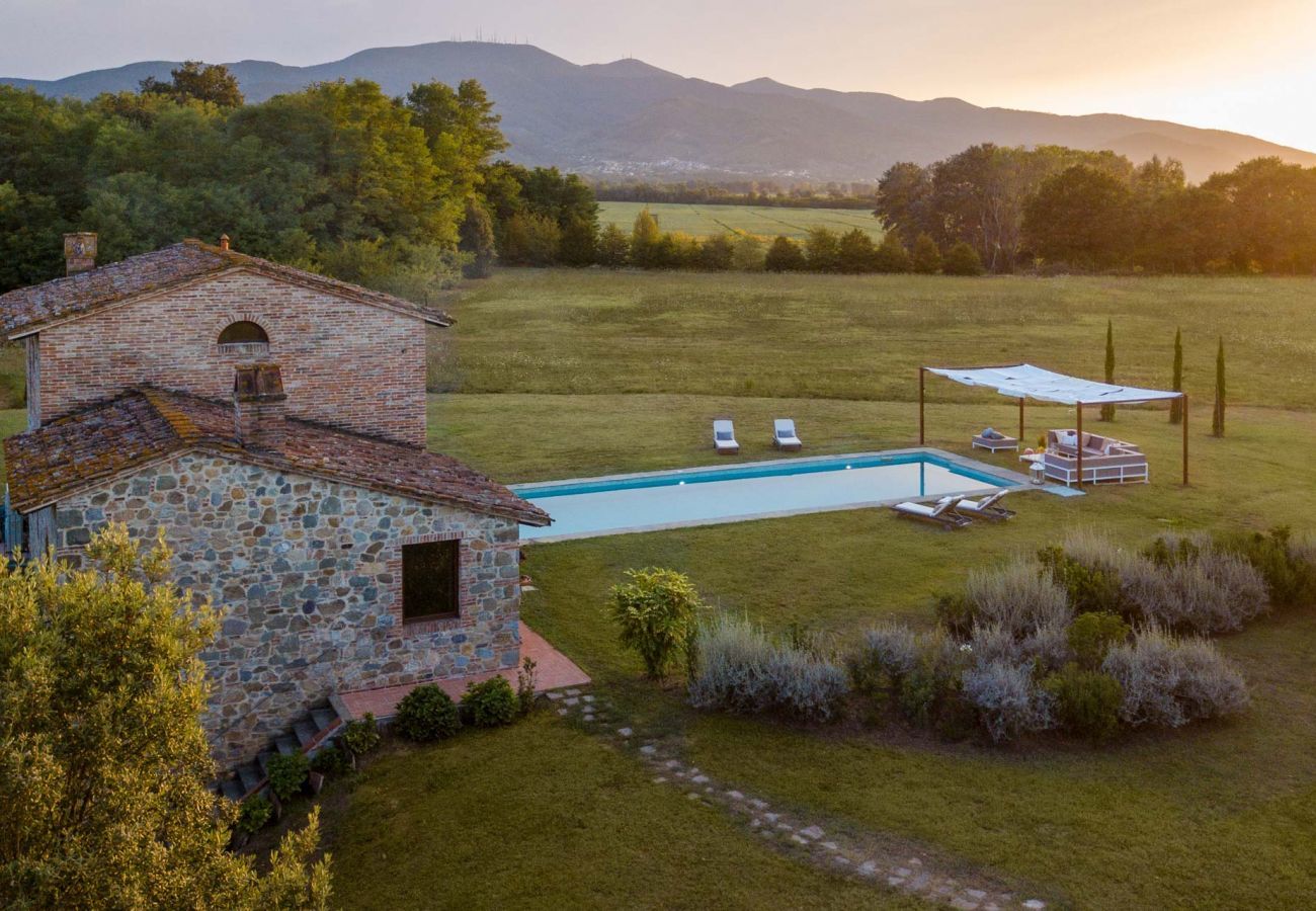 Villa a Orentano - IL CONTE Traditional Tuscany 3 bedrooms Luxury Farmhouse Villa with Private Pool and SPA in Orentano