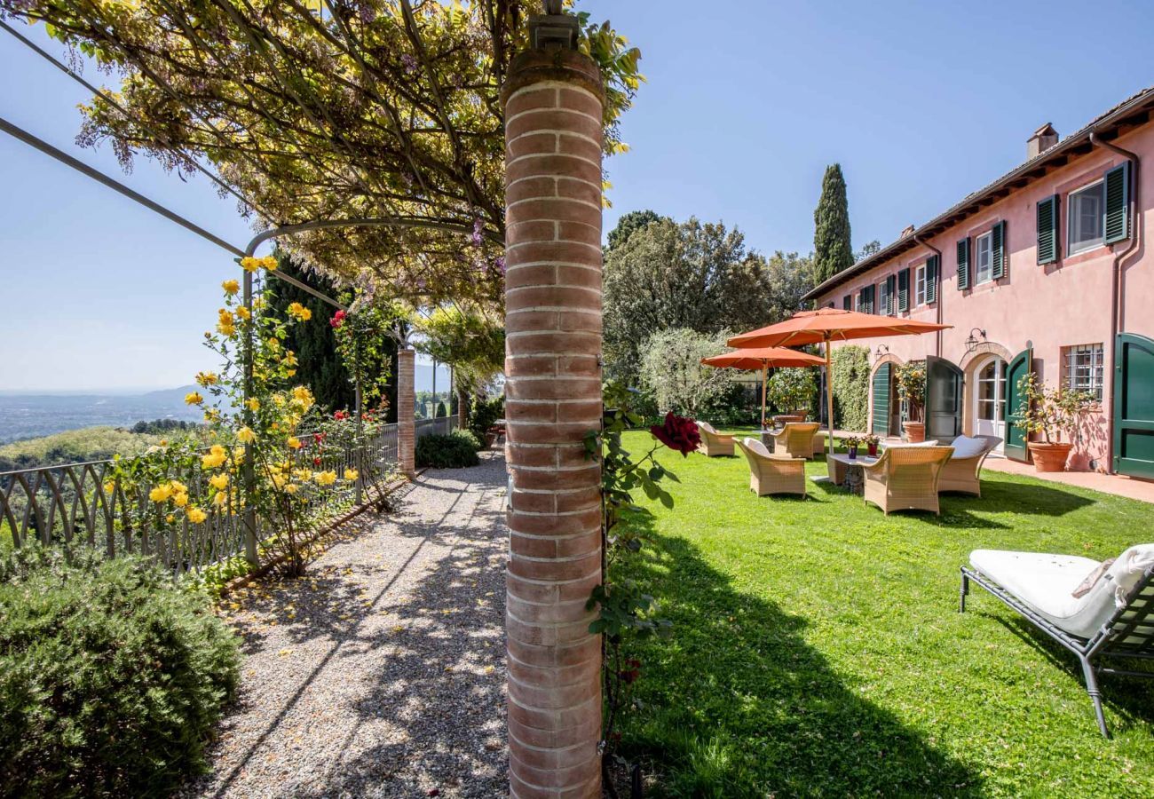 Villa a Lucca - Villa Petra - Villa Petra - Magnificent wine estate property pictured among enchanting views