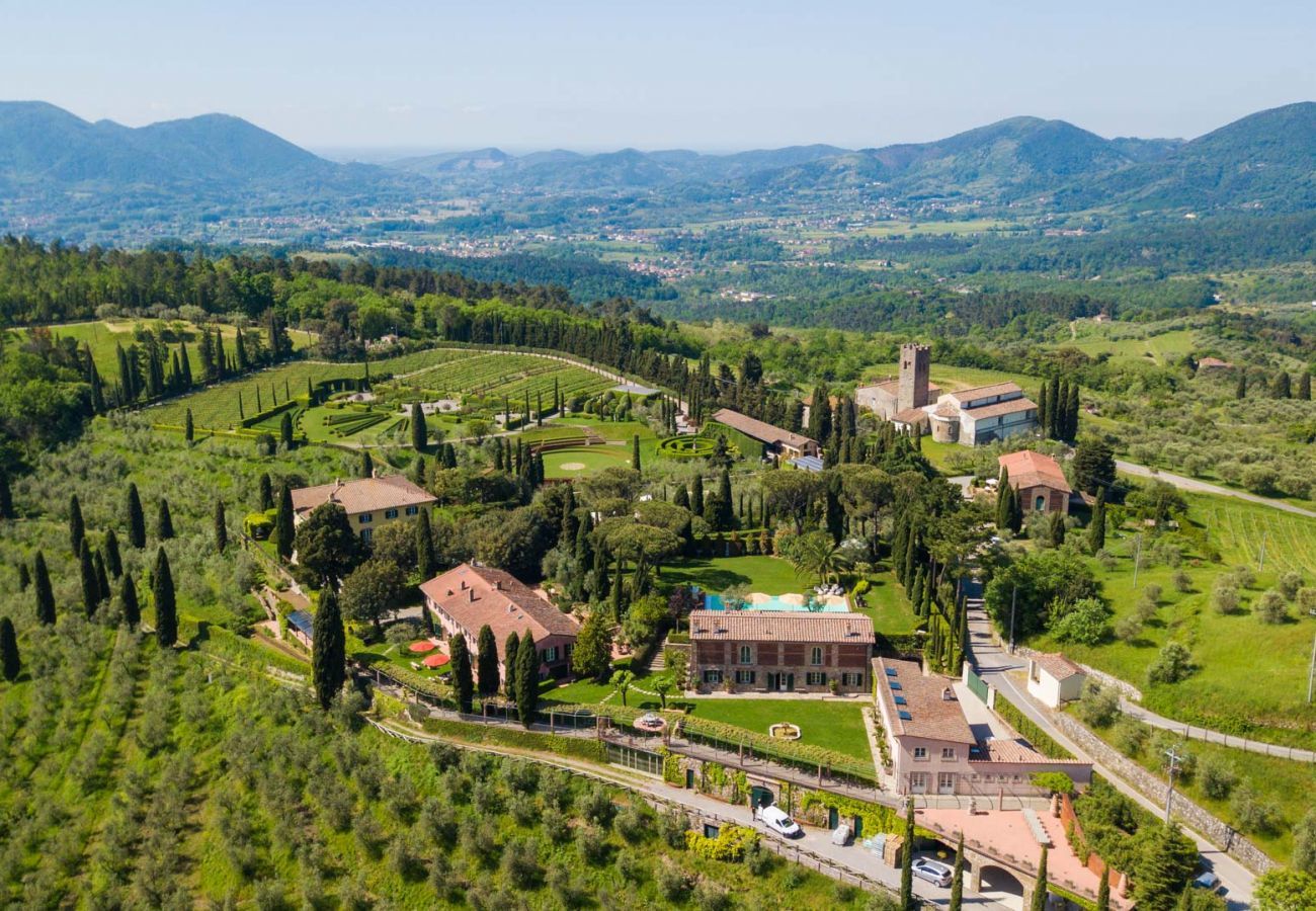 Villa a Lucca - Villa Petra - Luxury Wine Estate Villa Framed Among Lucca' Hills