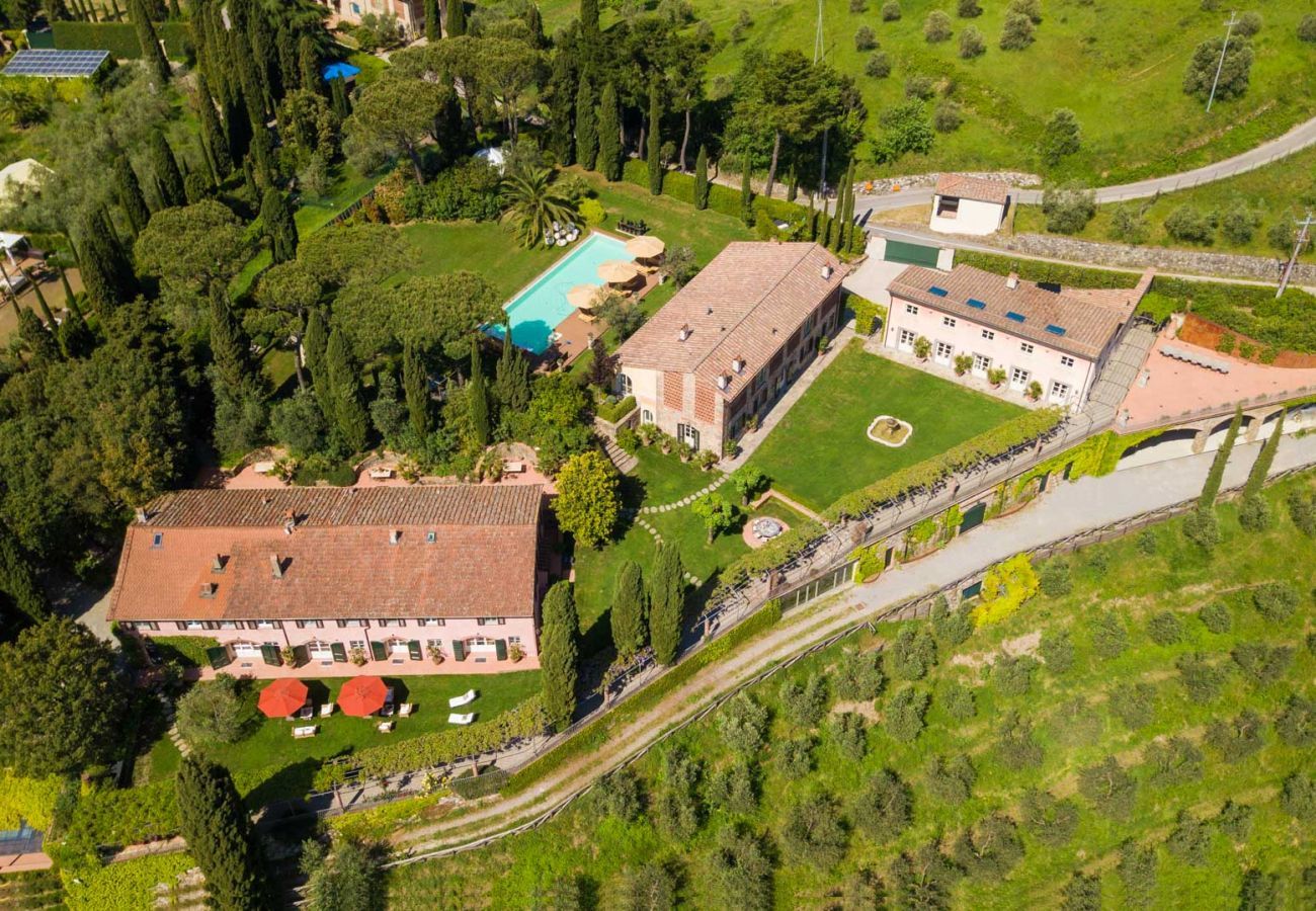 Villa a Lucca - Villa Petra - Villa Petra - Magnificent wine estate property pictured among enchanting views