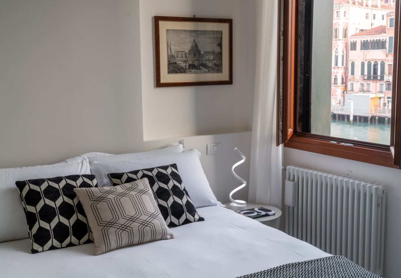 Appartamento a Venezia - Design Apartment with Balcony on the Grand Canal R