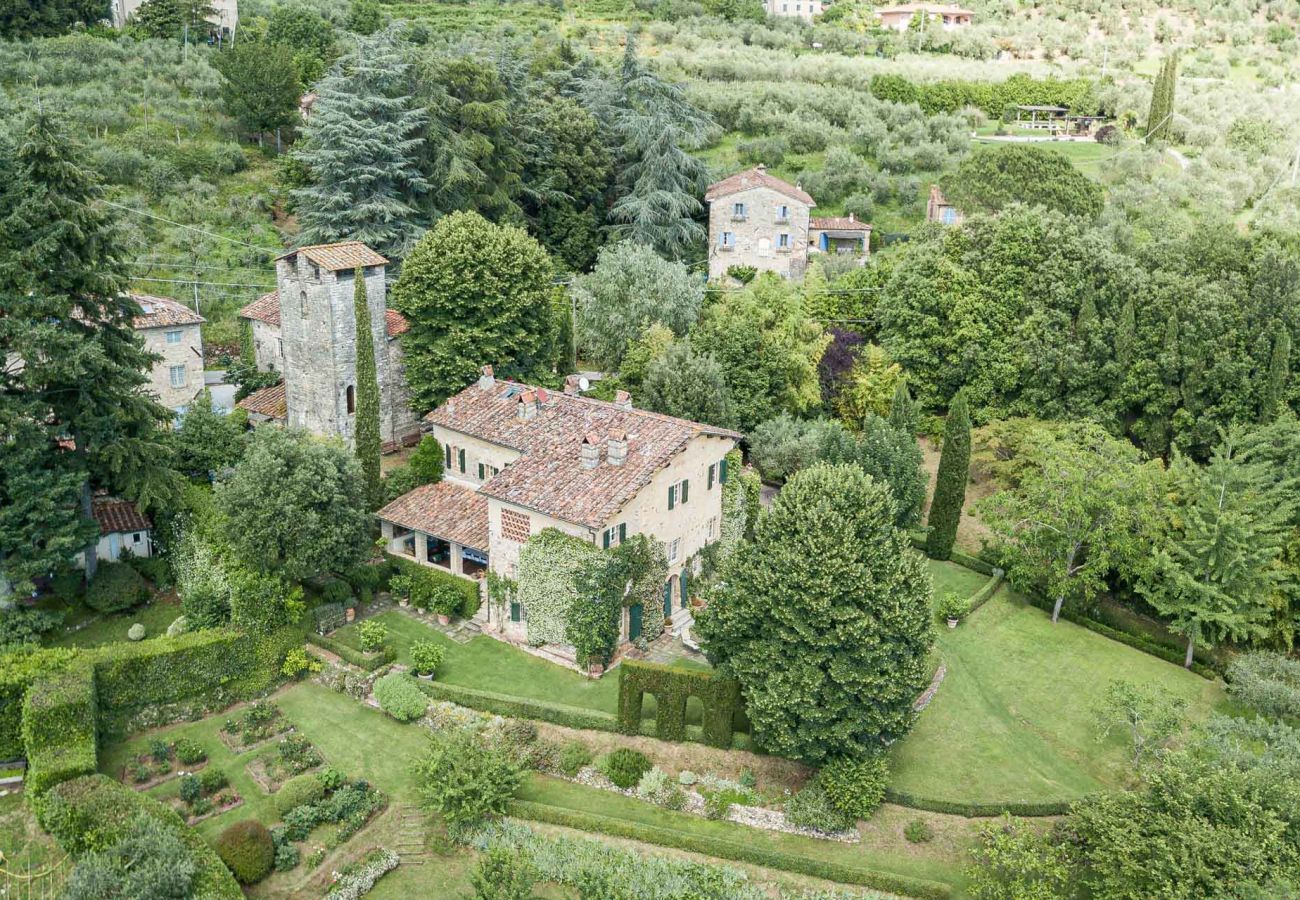 Villa a Camaiore - Luxury Farmhouse Retreat between Lucca and the Beach