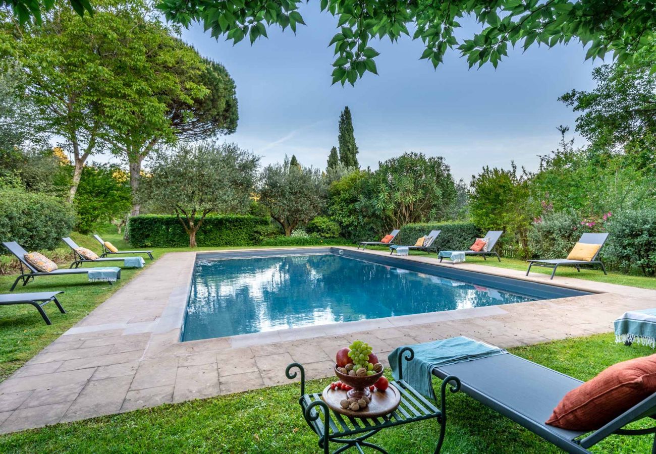 Villa a Camaiore - Luxury Farmhouse Retreat between Lucca and the Beach