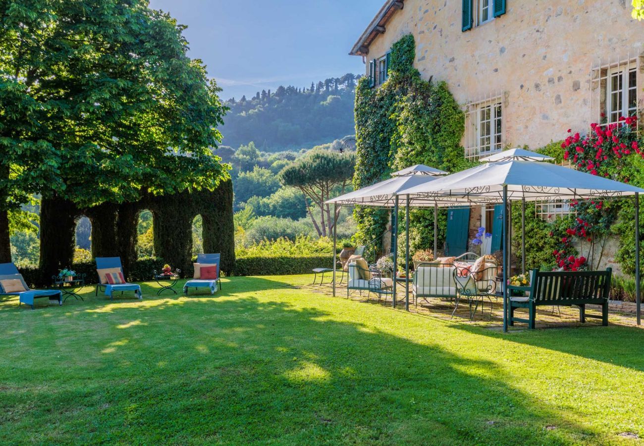 Villa a Camaiore - Luxury Farmhouse Retreat between Lucca and the Beach