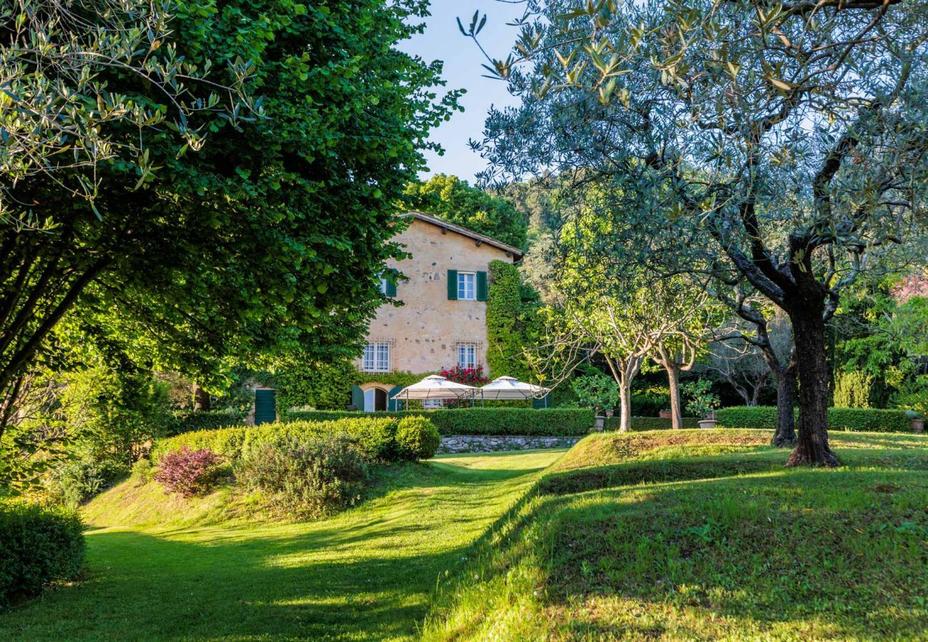 Villa a Camaiore - Luxury Farmhouse Retreat between Lucca and the Beach
