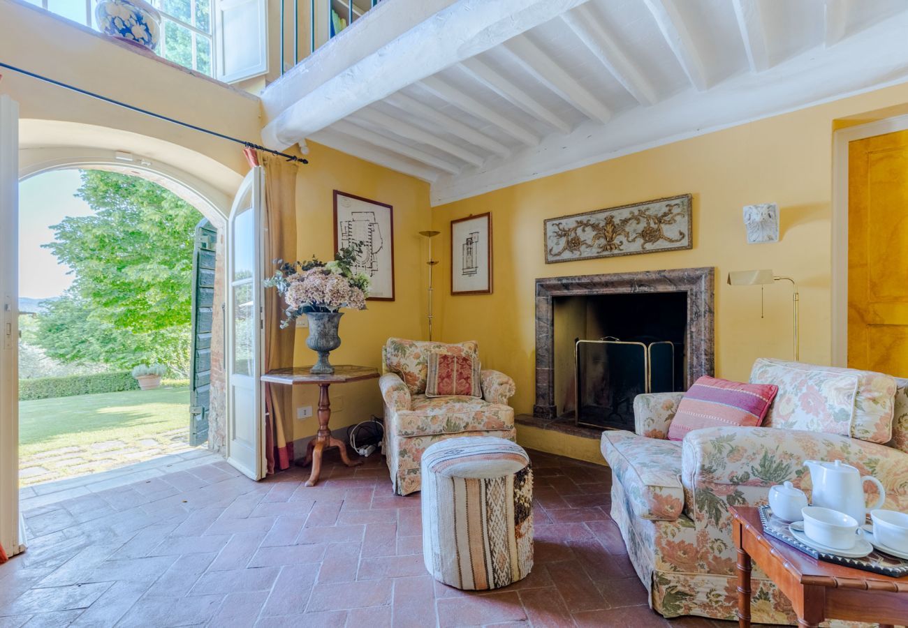 Villa a Camaiore - Luxury Farmhouse Retreat between Lucca and the Beach