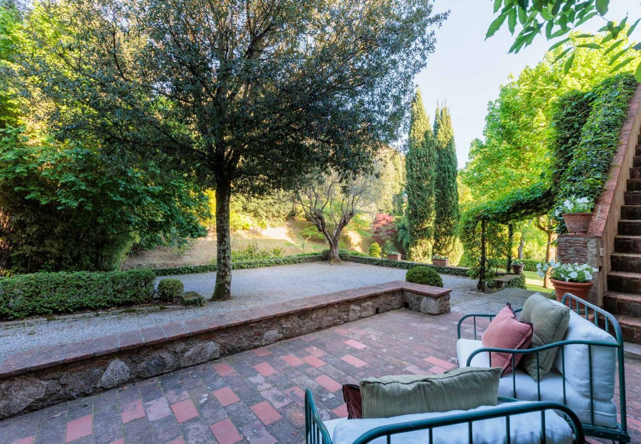 Villa a Camaiore - Luxury Farmhouse Retreat between Lucca and the Beach