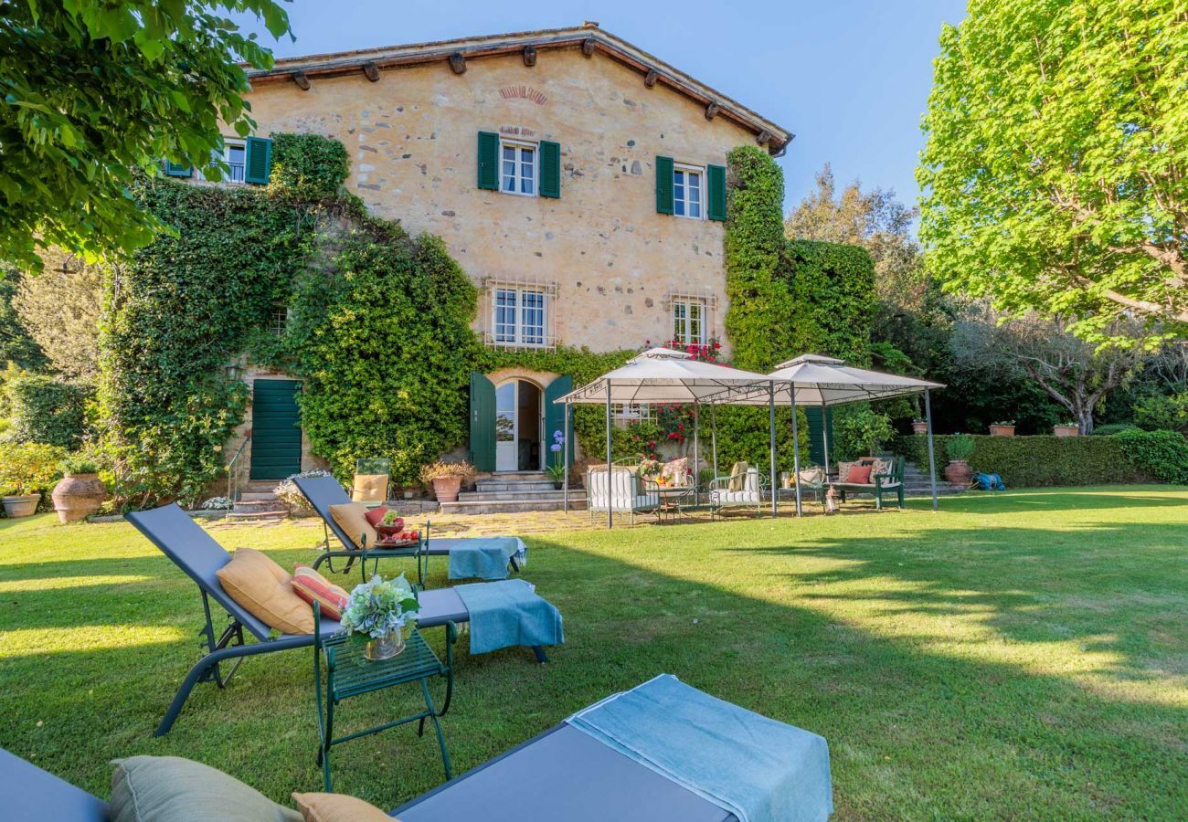 Villa a Camaiore - Luxury Farmhouse Retreat between Lucca and the Beach