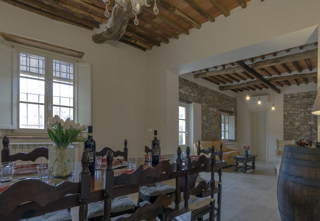 Villa a Pescaglia - Villa Cristina, modern farmhouse with Private Pool between Lucca and the Beach of Camaiore