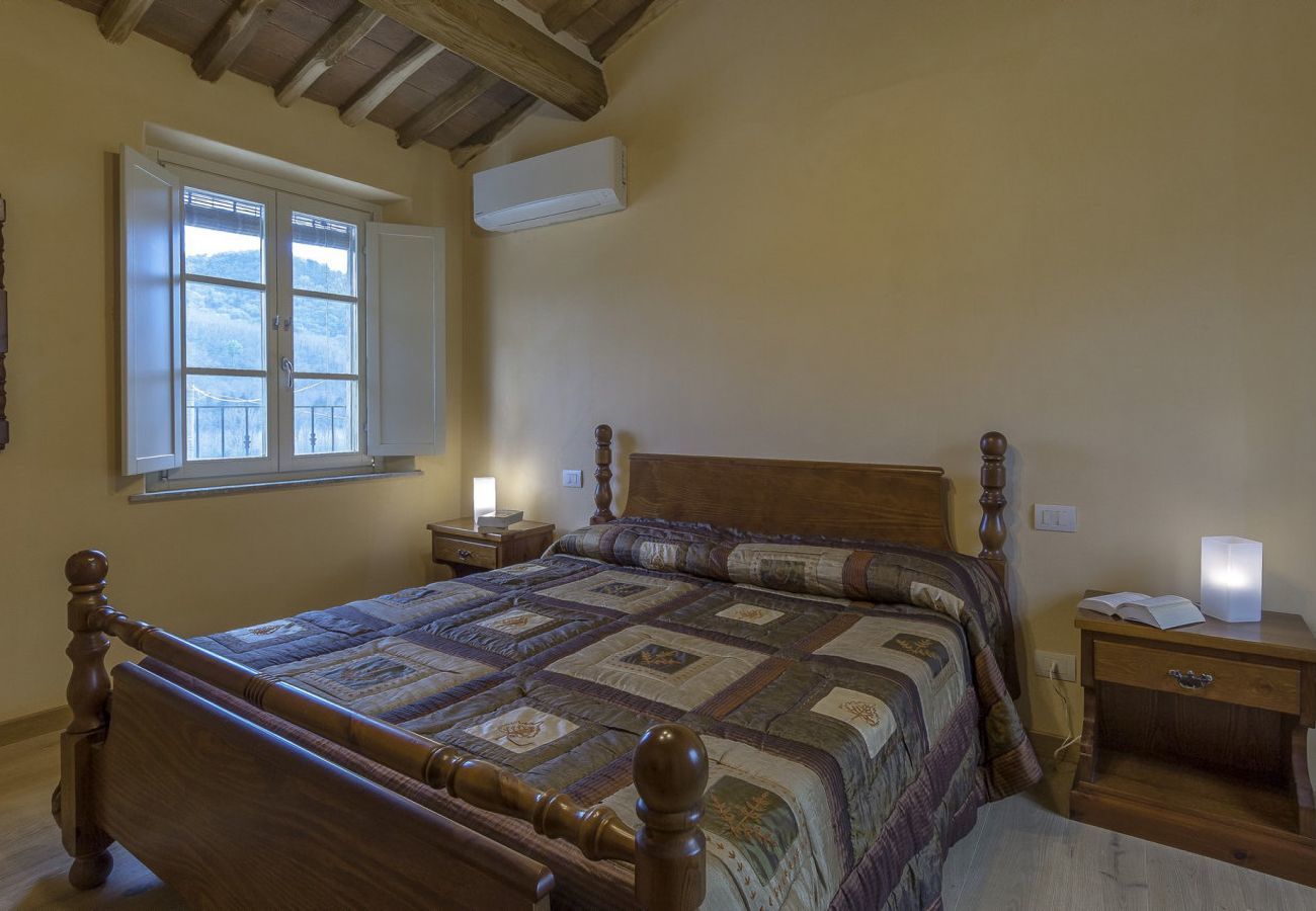 Villa a Pescaglia - Villa Cristina, modern farmhouse with Private Pool between Lucca and the Beach of Camaiore