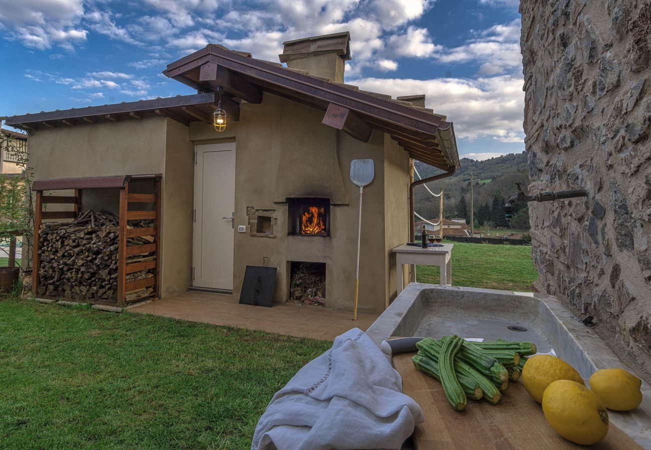 Villa a Pescaglia - Villa Cristina, modern farmhouse with Private Pool between Lucca and the Beach of Camaiore