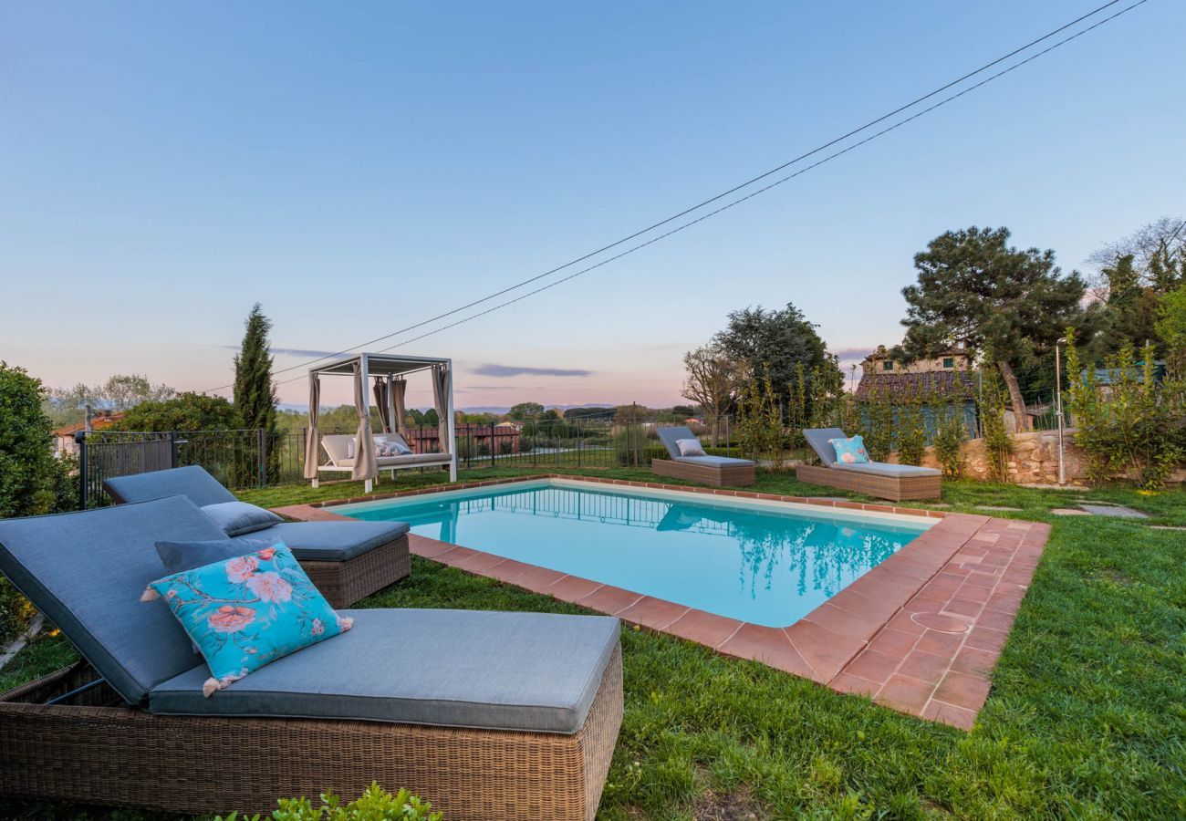 Villa a Pieve di Compito - Villa Aperitivo, Romantic and Panoramic Stone Farmhouse with Private Swimming Pool on the Hills of Lucca close to Lucca, Pisa and the Compitese area