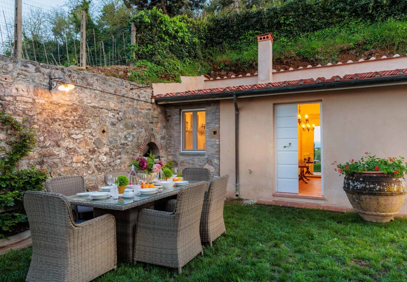 Villa a Pieve di Compito - Villa Aperitivo, Romantic and Panoramic Stone Farmhouse with Private Swimming Pool on the Hills of Lucca close to Lucca, Pisa and the Compitese area