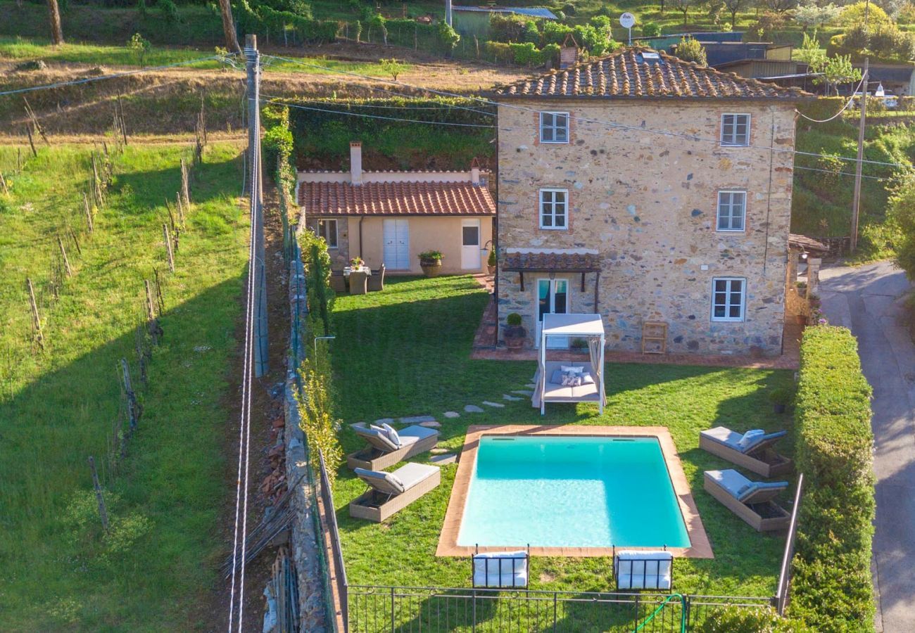 Villa a Pieve di Compito - Villa Aperitivo, Romantic and Panoramic Stone Farmhouse with Private Swimming Pool on the Hills of Lucca close to Lucca, Pisa and the Compitese area