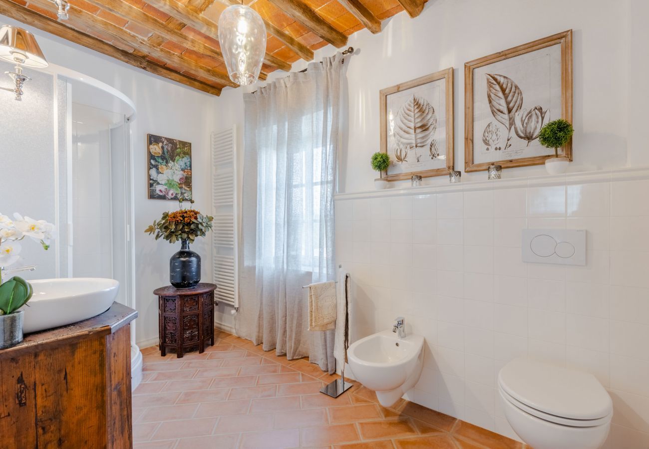 Villa a Pieve di Compito - Villa Aperitivo, Romantic and Panoramic Stone Farmhouse with Private Swimming Pool on the Hills of Lucca close to Lucca, Pisa and the Compitese area