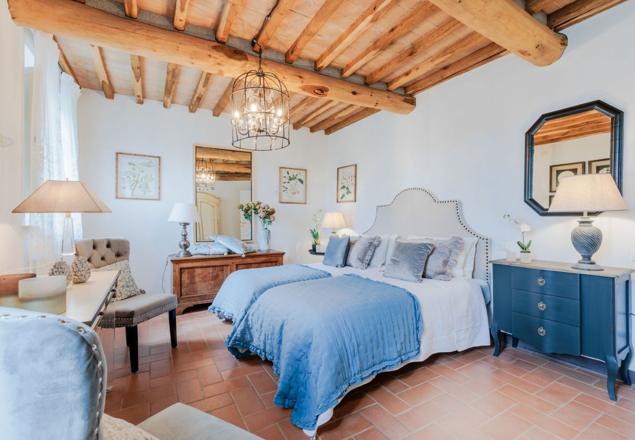 Villa a Pieve di Compito - Villa Aperitivo, Romantic and Panoramic Stone Farmhouse with Private Swimming Pool on the Hills of Lucca close to Lucca, Pisa and the Compitese area