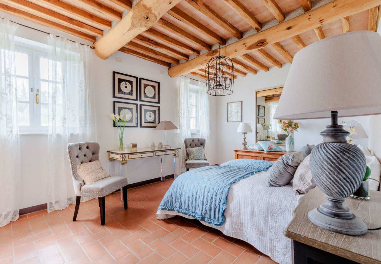 Villa a Pieve di Compito - Villa Aperitivo, Romantic and Panoramic Stone Farmhouse with Private Swimming Pool on the Hills of Lucca close to Lucca, Pisa and the Compitese area