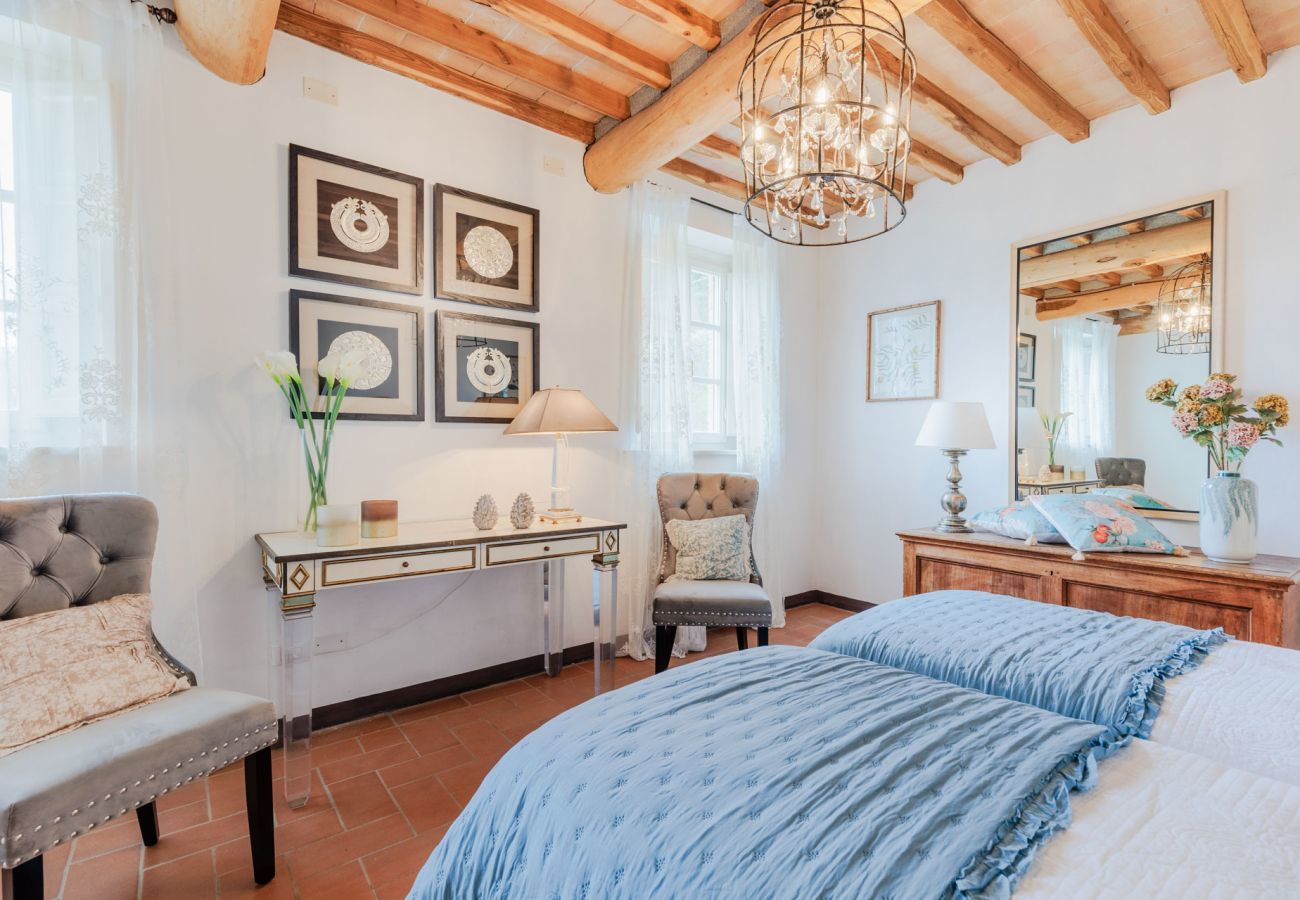 Villa a Pieve di Compito - Villa Aperitivo, Romantic and Panoramic Stone Farmhouse with Private Swimming Pool on the Hills of Lucca close to Lucca, Pisa and the Compitese area