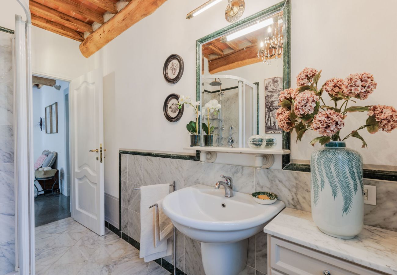 Villa a Pieve di Compito - Villa Aperitivo, Romantic and Panoramic Stone Farmhouse with Private Swimming Pool on the Hills of Lucca close to Lucca, Pisa and the Compitese area