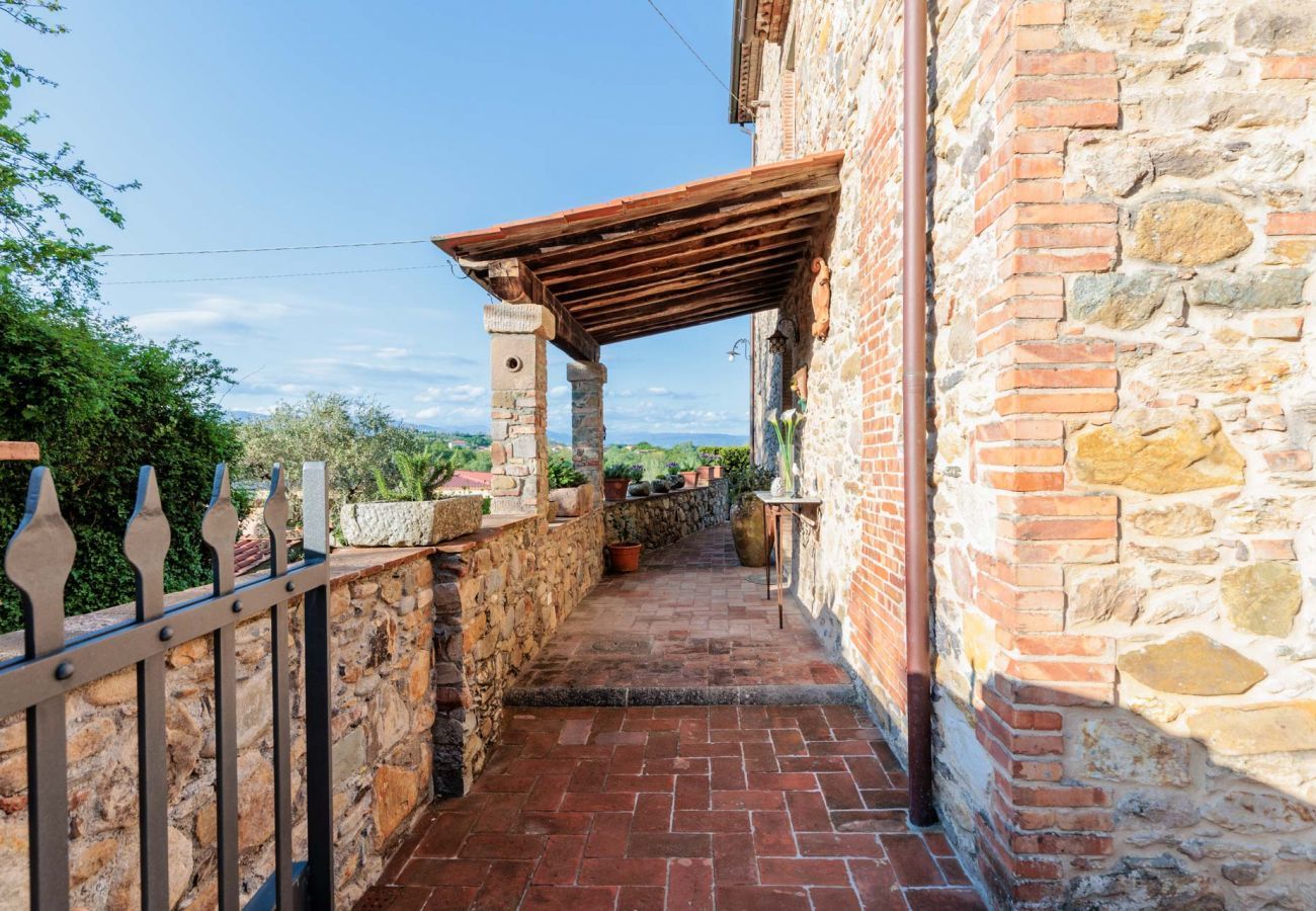 Villa a Pieve di Compito - Villa Aperitivo, Romantic and Panoramic Stone Farmhouse with Private Swimming Pool on the Hills of Lucca close to Lucca, Pisa and the Compitese area