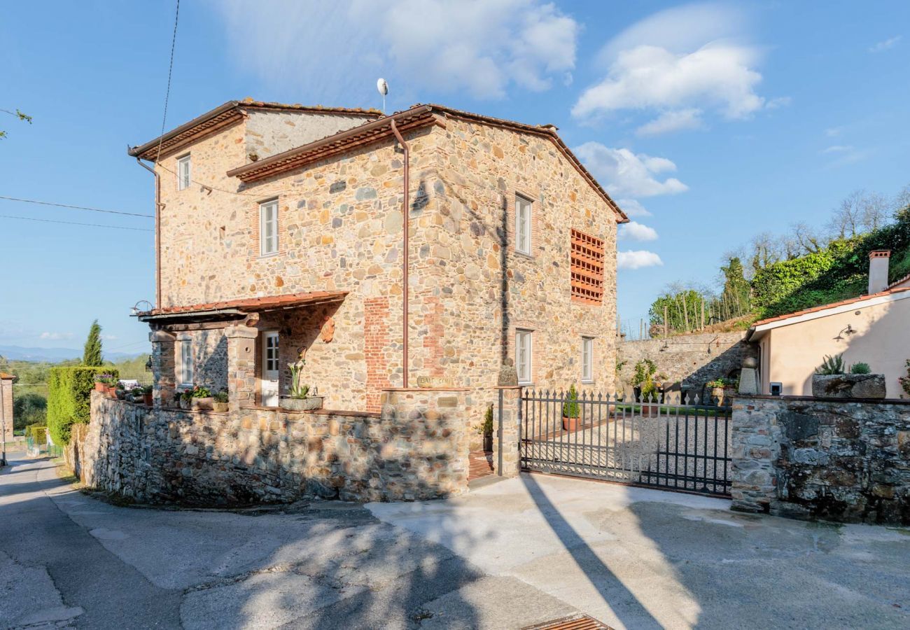 Villa a Pieve di Compito - Villa Aperitivo, Romantic and Panoramic Stone Farmhouse with Private Swimming Pool on the Hills of Lucca close to Lucca, Pisa and the Compitese area