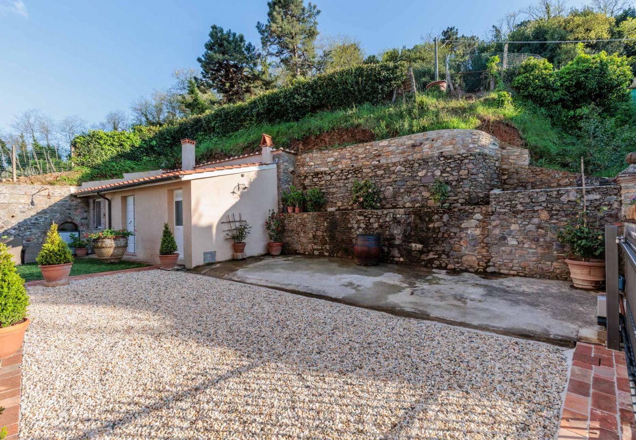 Villa a Pieve di Compito - Villa Aperitivo, Romantic and Panoramic Stone Farmhouse with Private Swimming Pool on the Hills of Lucca close to Lucca, Pisa and the Compitese area