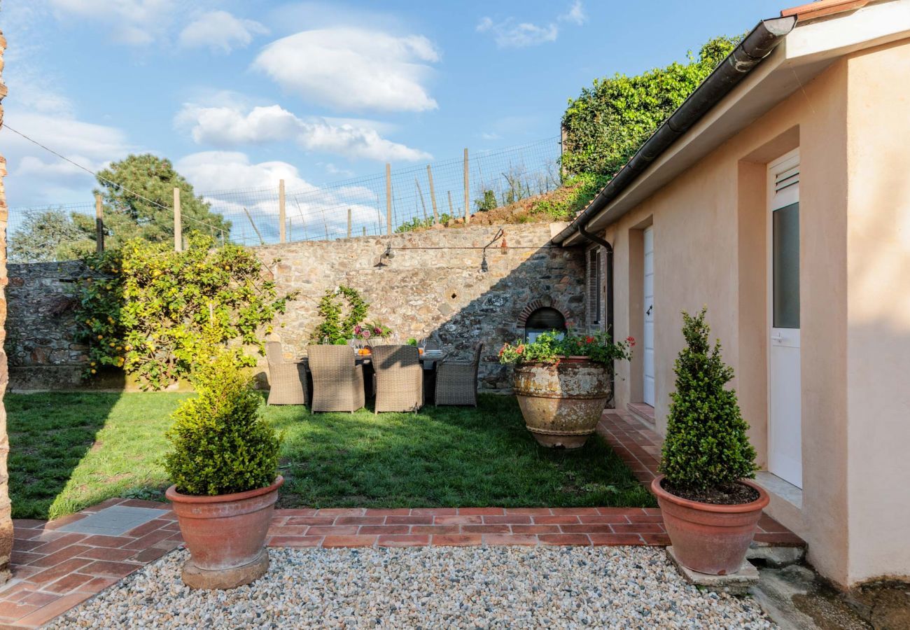 Villa a Pieve di Compito - Villa Aperitivo, Romantic and Panoramic Stone Farmhouse with Private Swimming Pool on the Hills of Lucca close to Lucca, Pisa and the Compitese area