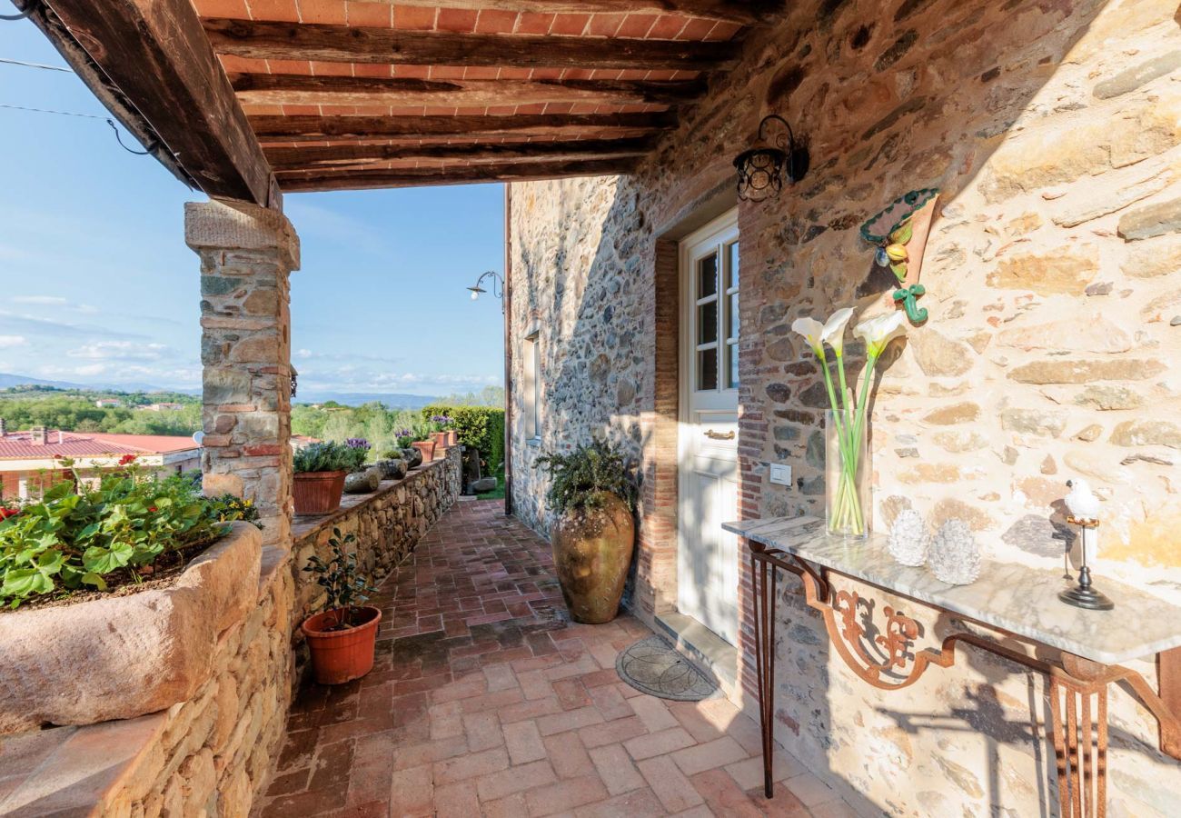 Villa a Pieve di Compito - Villa Aperitivo, Romantic and Panoramic Stone Farmhouse with Private Swimming Pool on the Hills of Lucca close to Lucca, Pisa and the Compitese area