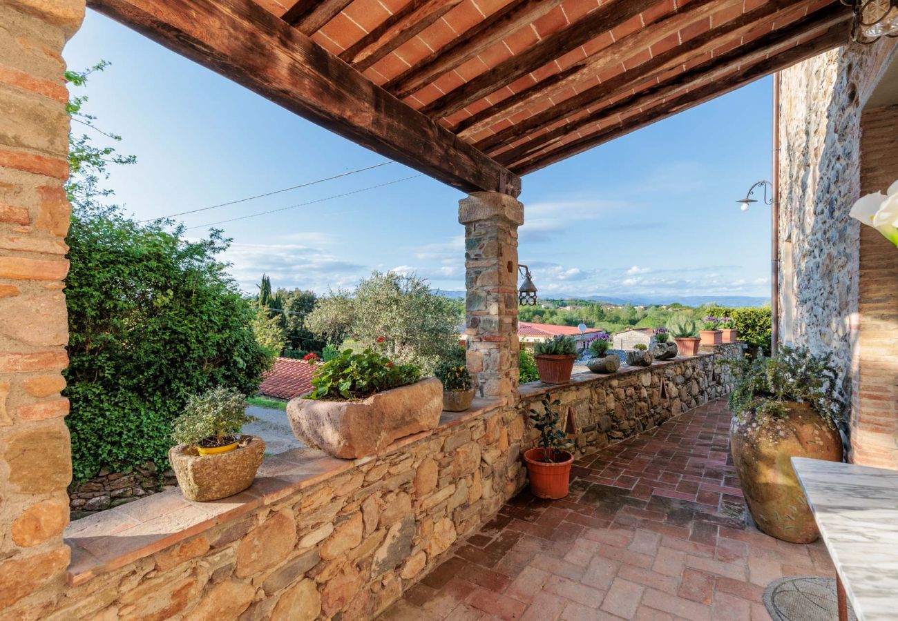 Villa a Pieve di Compito - Villa Aperitivo, Romantic and Panoramic Stone Farmhouse with Private Swimming Pool on the Hills of Lucca close to Lucca, Pisa and the Compitese area