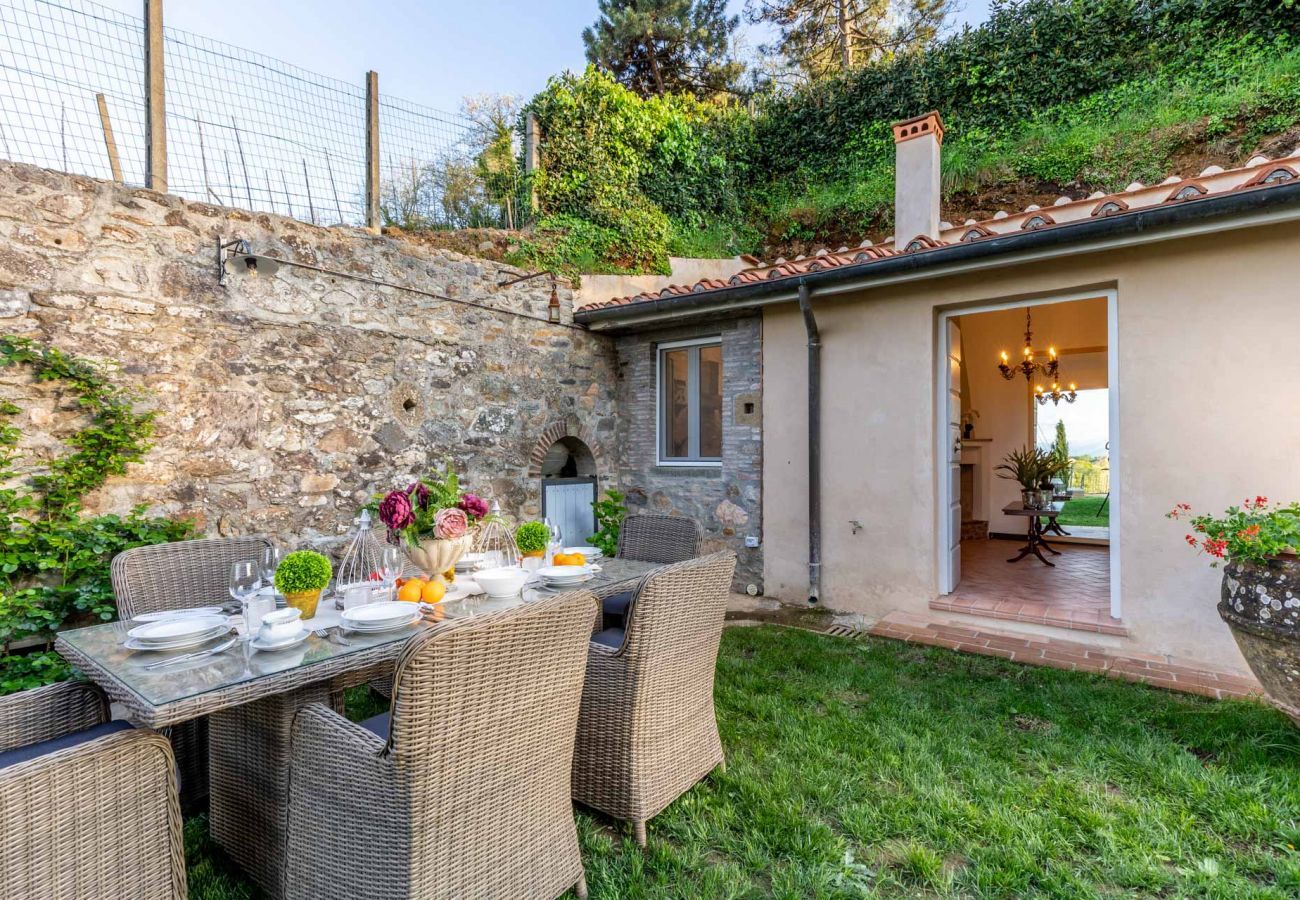 Villa a Pieve di Compito - Villa Aperitivo, Romantic and Panoramic Stone Farmhouse with Private Swimming Pool on the Hills of Lucca close to Lucca, Pisa and the Compitese area