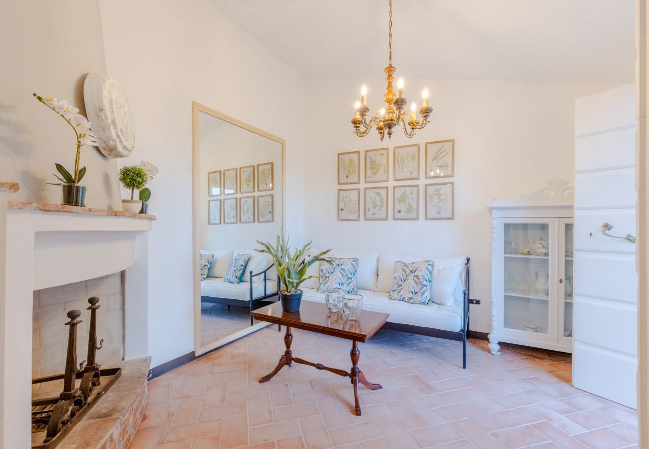 Villa a Pieve di Compito - Villa Aperitivo, Romantic and Panoramic Stone Farmhouse with Private Swimming Pool on the Hills of Lucca close to Lucca, Pisa and the Compitese area