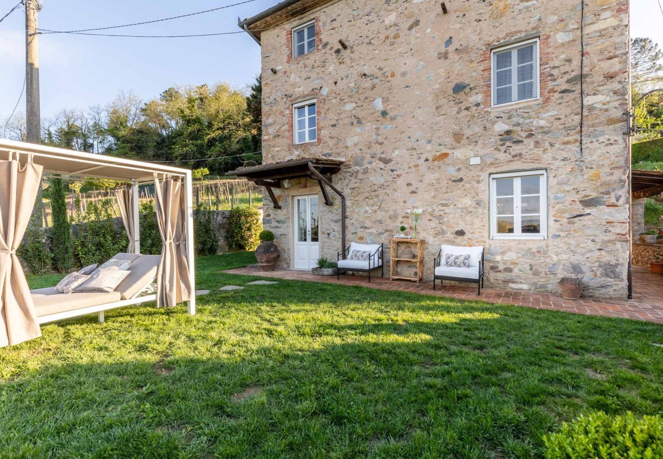 Villa a Pieve di Compito - Villa Aperitivo, Romantic and Panoramic Stone Farmhouse with Private Swimming Pool on the Hills of Lucca close to Lucca, Pisa and the Compitese area