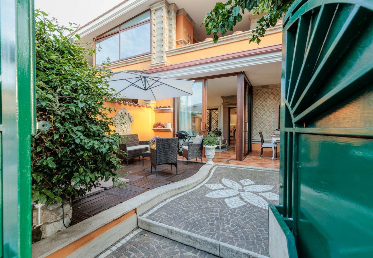 Villa a Torvaianica - Lussuosa Villa con Jacuzzi e Giardino Privato vicinissimo alle Spiagge di Campo Ascolano e Torvaianica