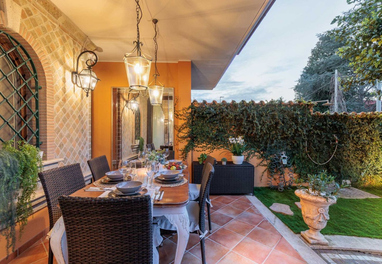 Villa a Torvaianica - Lussuosa Villa con Jacuzzi e Giardino Privato vicinissimo alle Spiagge di Campo Ascolano e Torvaianica