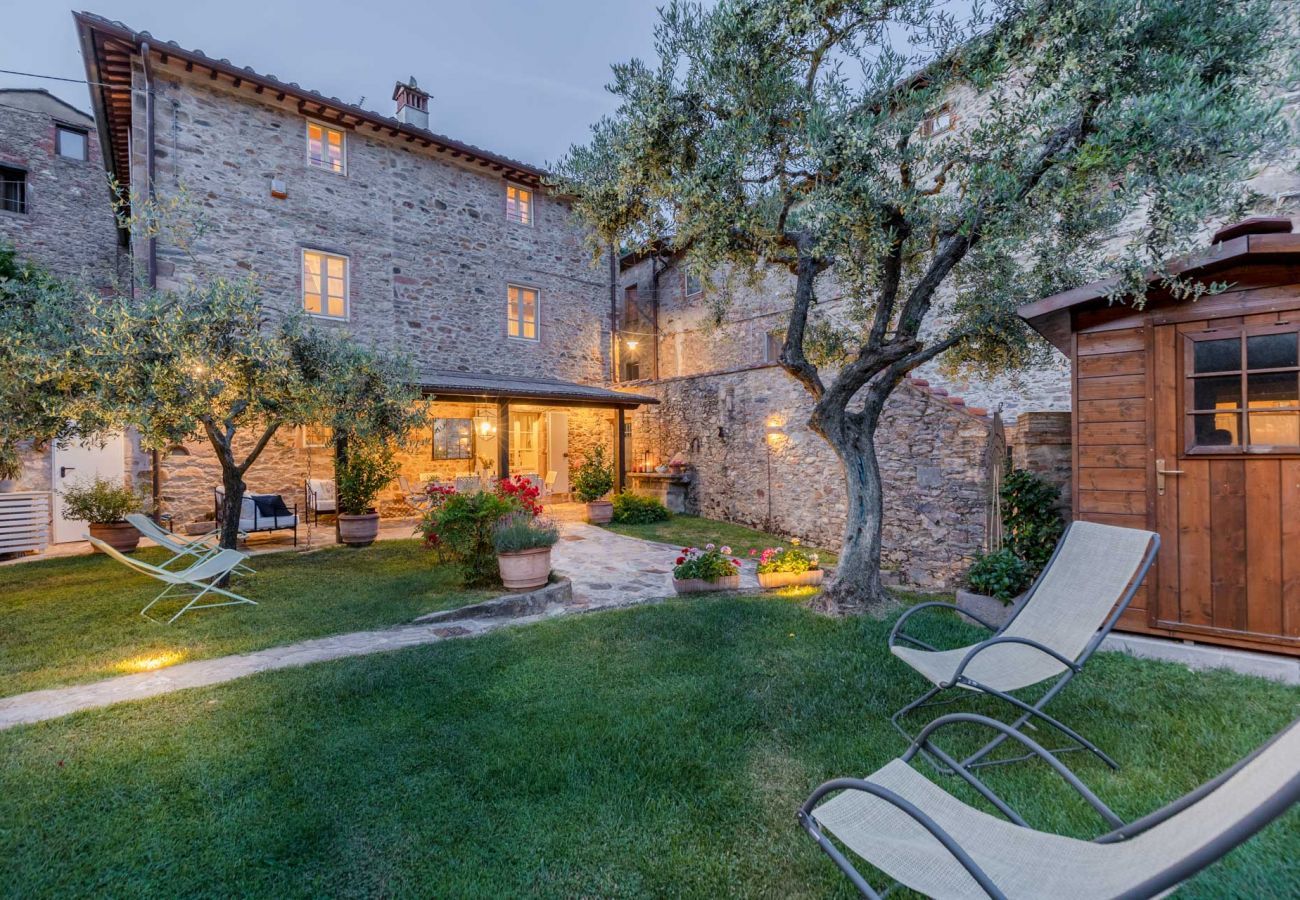 Villa a Pieve di Compito - Dimora delle Camelie, a traditional stylish stone farmhouse with garden on the hills of Compitese between Lucca and Pisa