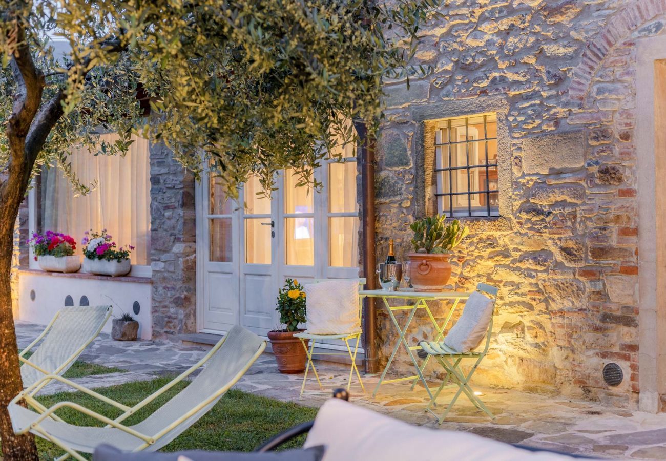 Villa a Pieve di Compito - Dimora delle Camelie, a traditional stylish stone farmhouse with garden on the hills of Compitese between Lucca and Pisa